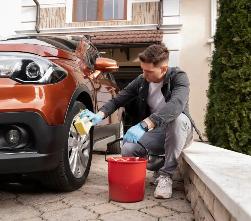 Lavage auto à domicile Fercé-sur-Sarthe : professionnel intervenant sur un véhicule